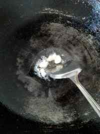 西芹炒火腿腸的做法步驟3