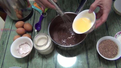 巧克力戚風(fēng)蛋糕8寸的做法