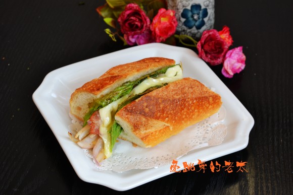 培根洋蔥法棍三明治