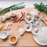 就給我吃蒜蓉加粉絲？我壓一份扇貝！賭你會(huì)喜歡｜蒜蓉粉絲蒸扇貝的做法圖解1