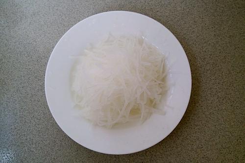 白蘿卜絲煮魚的做法