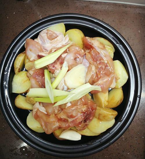 塔吉鍋版土豆?fàn)F雞腿的做法