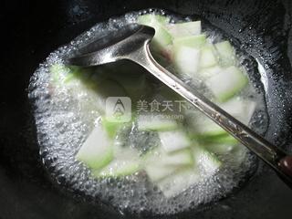 咸肉長(zhǎng)瓜煮粉絲 的做法步驟：4