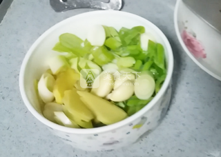 京津名吃、家鄉(xiāng)回憶--紅燜鯽魚的做法步驟：2