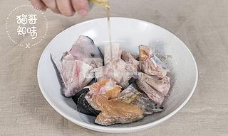 醬汁三文魚頭的做法步驟:2