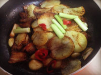 臘肉干鍋土豆片的做法步驟13