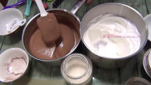 巧克力戚風(fēng)蛋糕8寸的做法