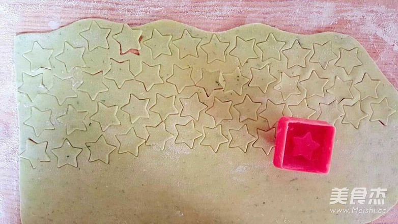 再挑剔的小孩也無法拒絕！彩色蔬果面的做法