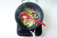 六招炒出足可舔盤(pán)的【彩椒扇貝丁炒米粉】的做法步驟10