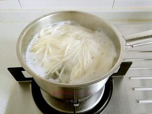 秘制醬汁炒面的做法