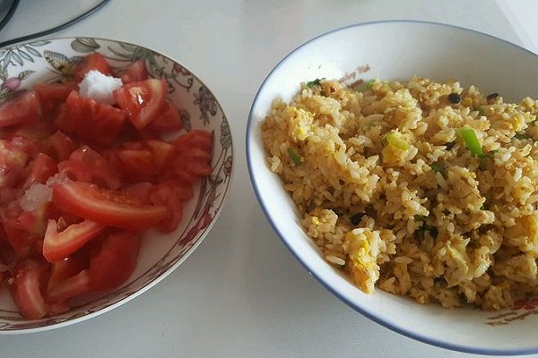 尖椒洋蔥雞蛋炒飯+冷凍糖拌西紅柿的做法