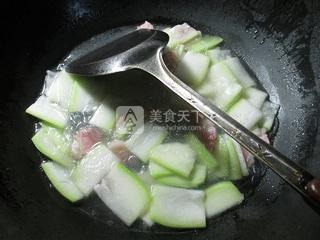 咸肉長(zhǎng)瓜煮粉絲 的做法步驟：7