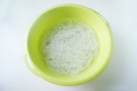 六招炒出足可舔盤(pán)的【彩椒扇貝丁炒米粉】的做法步驟2