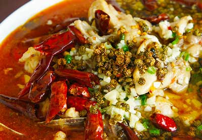 辣煮三鮮，有雞腿、豬肉和海鮮的冬季家常菜