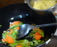 尖椒胡蘿卜炒土豆片的做法步驟9