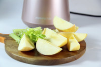 西芹蘋(píng)果汁的做法步驟2