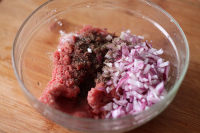 酸黃瓜無(wú)雙牛肉堡的做法步驟2