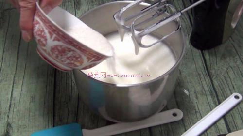 巧克力戚風(fēng)蛋糕8寸的做法