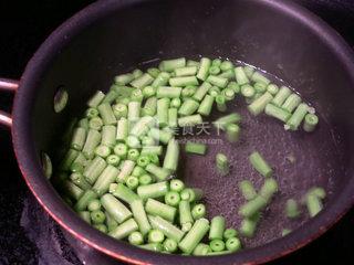 咸肉炒豇豆豆干的做法步驟：1