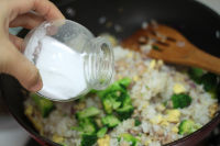 金槍魚(yú)營(yíng)養(yǎng)炒飯的做法步驟10