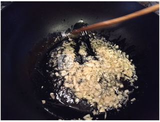 簡(jiǎn)單蒸一蒸 - 蒜蓉開(kāi)背蝦的做法步驟:2