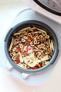 【當(dāng)歸黃芪豬骨湯】益氣暖身湯的做法步驟4