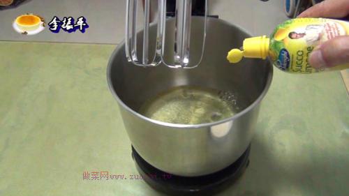 中空戚風(fēng)蛋糕8寸的做法