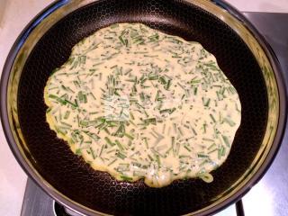 【從零學(xué)燒菜第一課】韭菜雞蛋餅的做法步驟：6