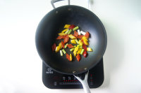 六招炒出足可舔盤(pán)的【彩椒扇貝丁炒米粉】的做法步驟7