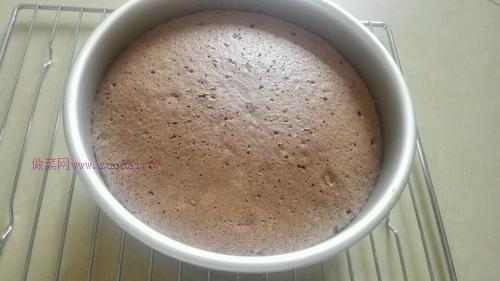 八寸巧克力戚風(fēng)蛋糕的做法