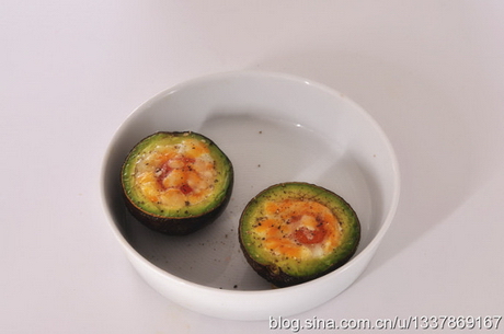 牛油果焗蛋的做法步驟4