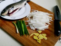 蘿卜絲鯽魚(yú)湯的做法步驟2