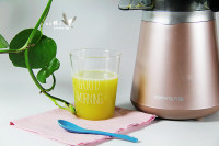 西芹蘋(píng)果汁的做法步驟7