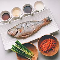 吃好一條魚？是煎、是炸、是燉？蔥油鱸魚，請跟我來學(xué)哦！的做法圖解1