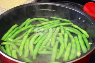 干煸四季豆的做法步驟：2