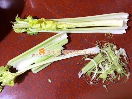 西芹炒魷魚(yú)的做法