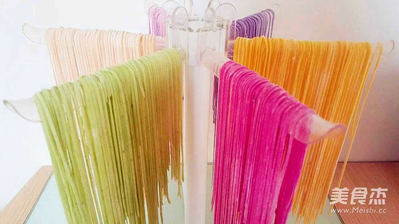 再挑剔的小孩也無法拒絕！彩色蔬果面的做法