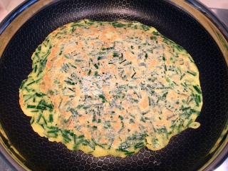 【從零學(xué)燒菜第一課】韭菜雞蛋餅的做法步驟：8