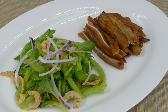 蝦干拌冰草配鹵豬耳鵝腸