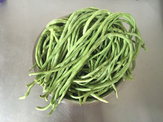 充分利用夏日陽(yáng)光——曬干豇豆0的做法步驟：1