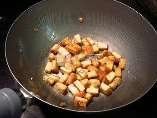 咸肉炒豇豆豆干的做法步驟：2