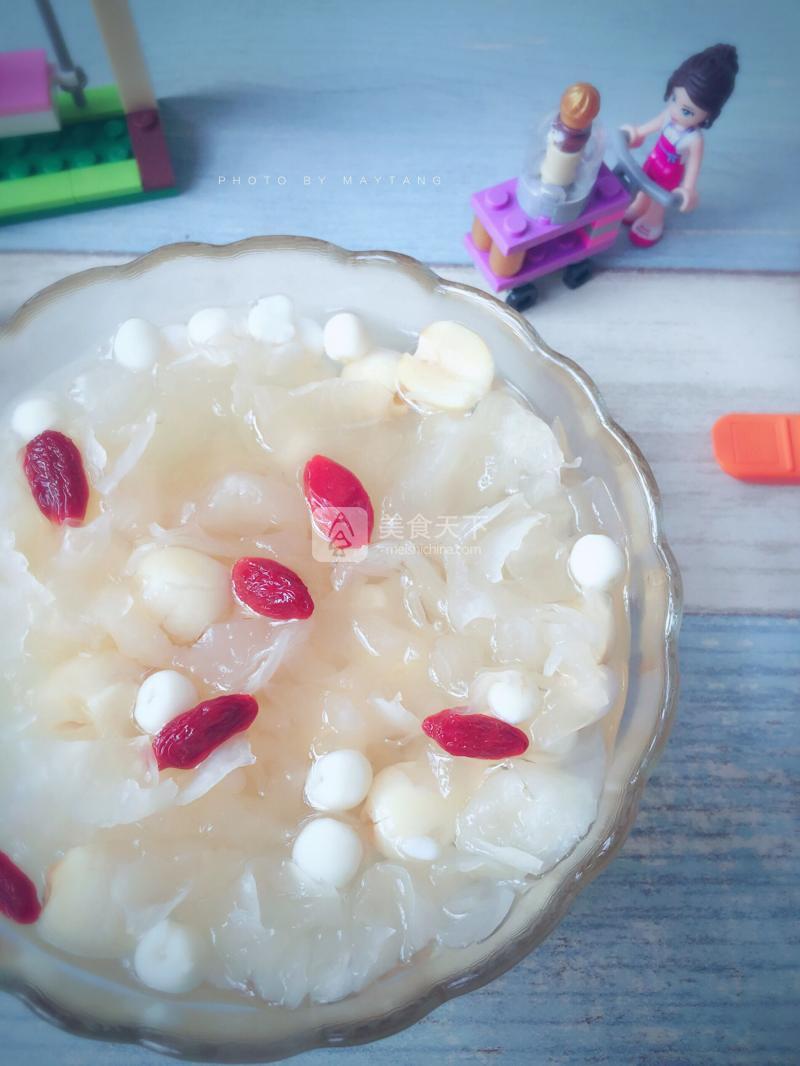 蓮子茨實(shí)雪耳膠的做法