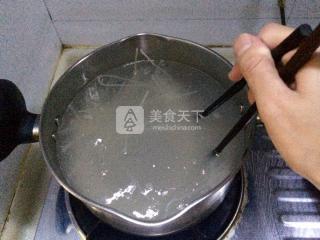 菠菜香菇雞湯米粉的做法步驟:2