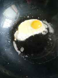 香菇荷包蛋熱湯面的做法步驟2