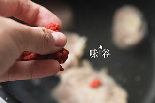 秋冬進補（白蘿卜牛尾湯）的做法步驟：4