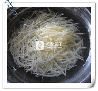 干煸土豆里脊絲的做法步驟：2