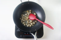 六招炒出足可舔盤(pán)的【彩椒扇貝丁炒米粉】的做法步驟6