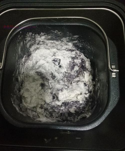 黑米面芝麻甜餡包的做法