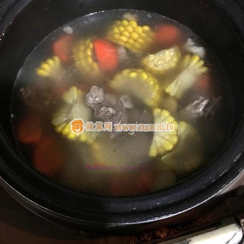 胡蘿卜玉米排骨湯的做法