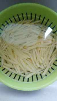 土豆絲炒牛肉的做法步驟1